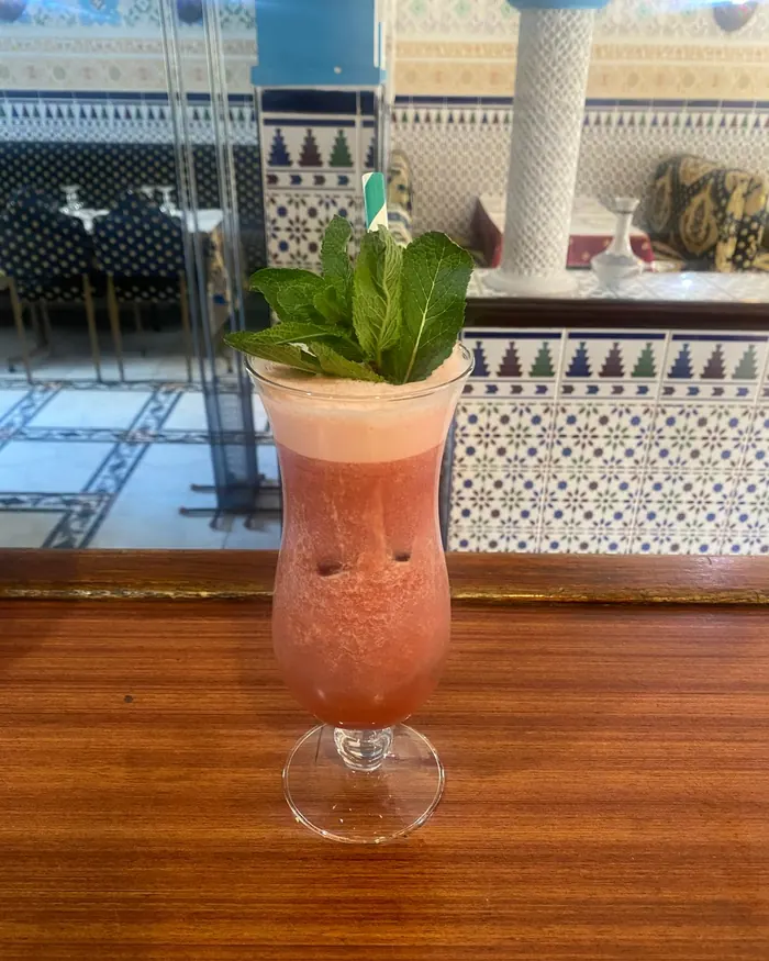Cocktail de fruits à la menthe fraîche