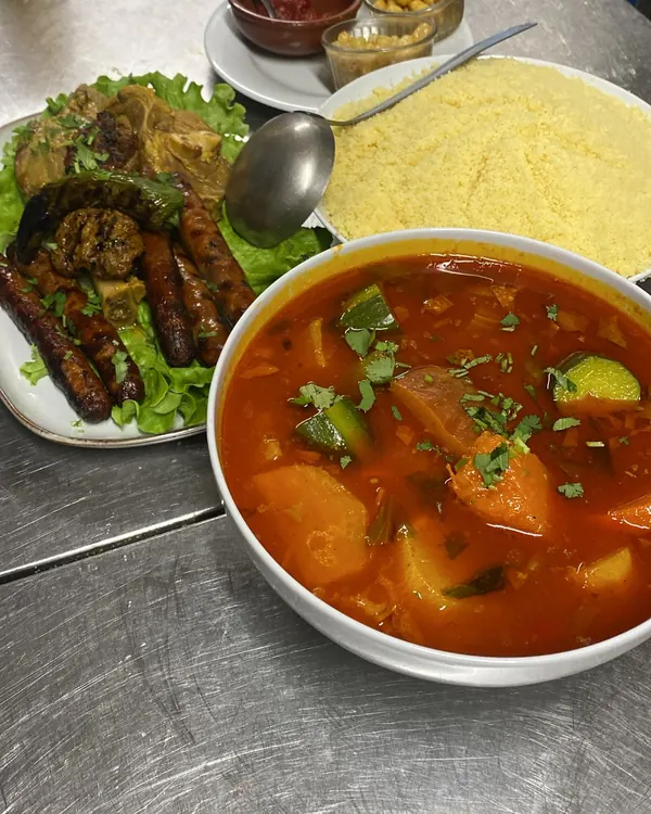 Couscous royal : semoule, bouillon de légumes, brochettes et merguez