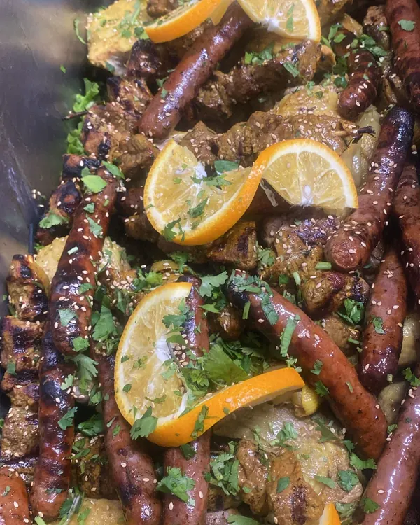 Brochettes et merguez grillées au citron