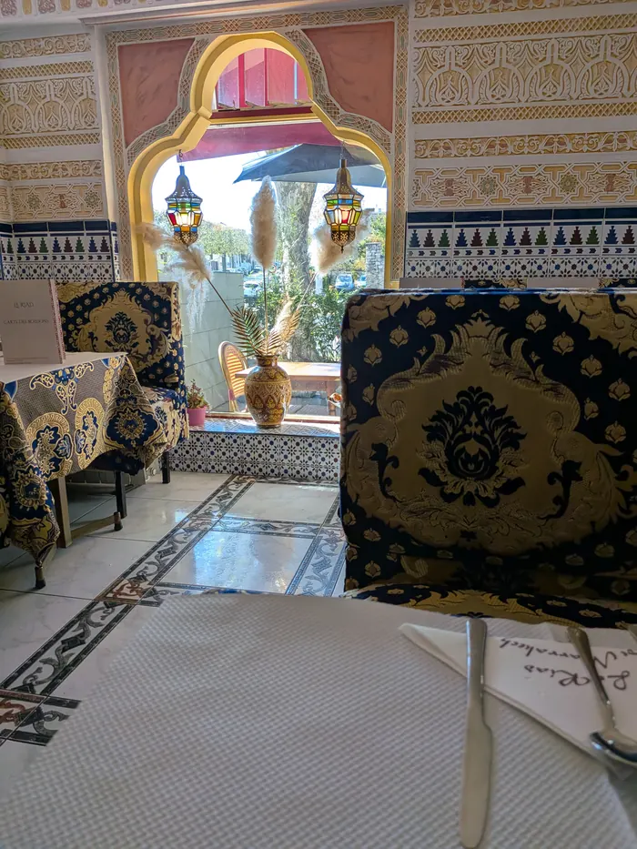 Table dressée devant l’arc de la salle