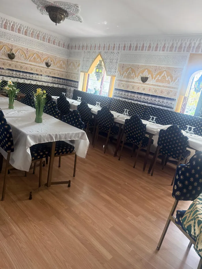 Banquettes de velours bleu sous les fenêtres en arc