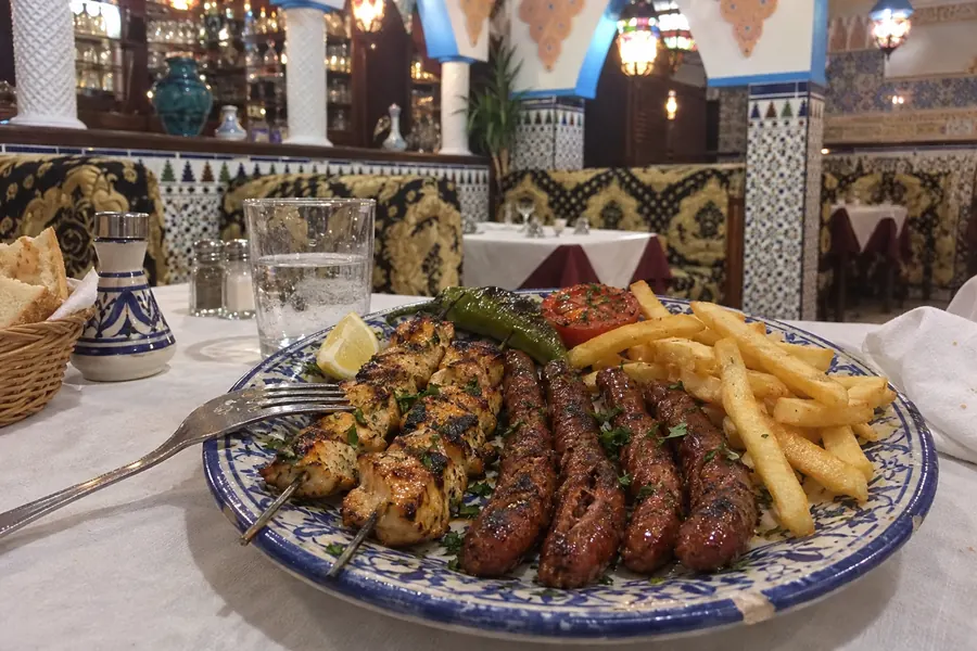 Brochettes, merguez et frites