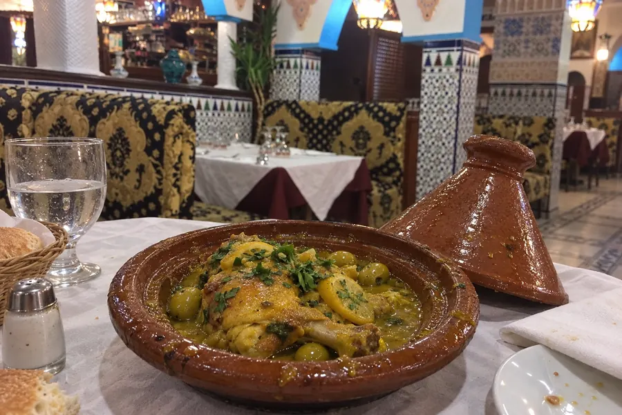 Tajine au poulet et son couvercle de terre, en salle